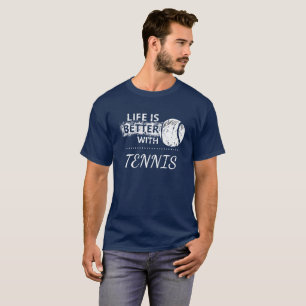 Camiseta del tenis del amor con la pelota de tenis
