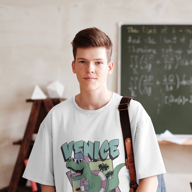 Camiseta del viejo amigo chino Bossica de los 80 (80s Vintage Dino Friend Bossica T-shirt)