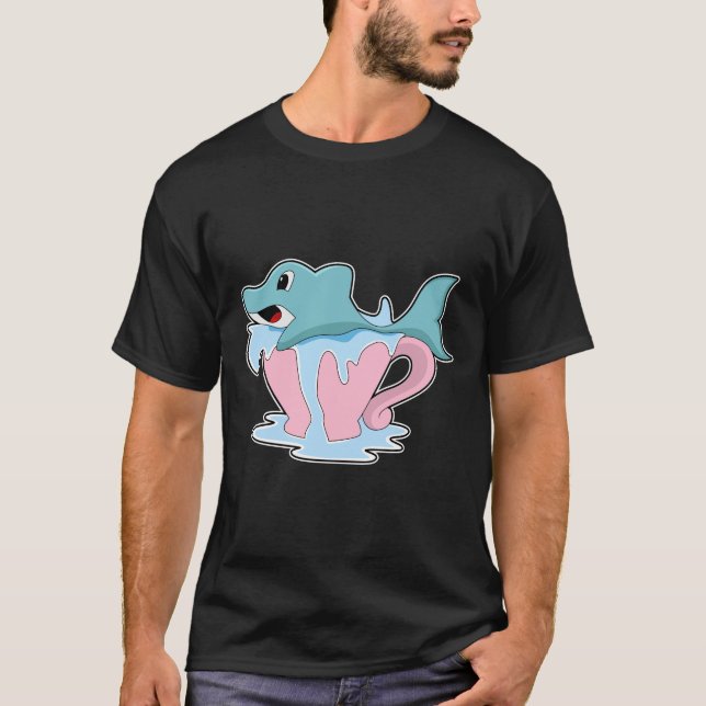 Camiseta Delfín con una copa de agua. PNG (Anverso)