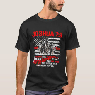 Camiseta Delgada Línea Roja Versículo Bíblico de Bombero Jo