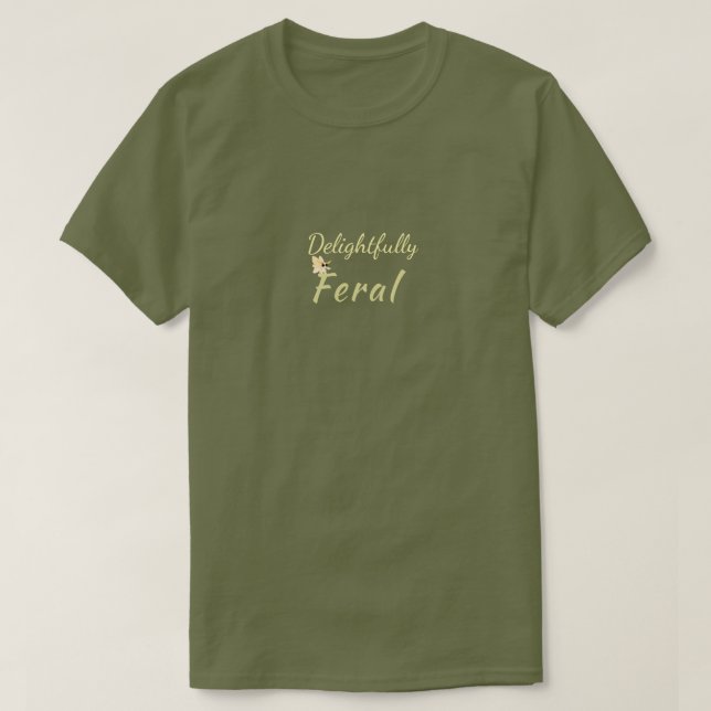 Camiseta Delightfully Feral con acento de polilla  (Diseño del anverso)