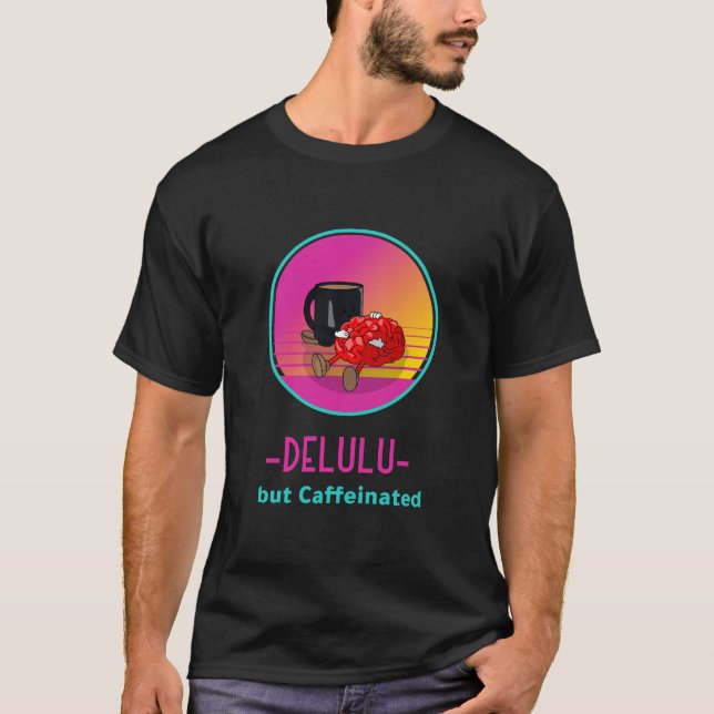 Camiseta Delulu pero adicto Caffeinated (Anverso)