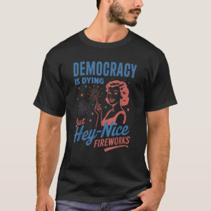 Camiseta Democracia Divertida Se Está Muriendo Pero Hey Bon