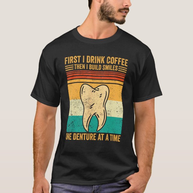 Camiseta Dental Lab Tech Technician Coffee Build Smiles Den (Anverso)