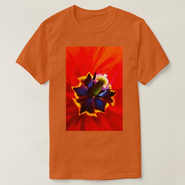 Camiseta Dentro de un tulipán rojo (Diseño del anverso)