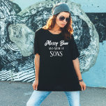 Camiseta Desagradable Bun Mom Of Sons Funny T-Shirt<br><div class="desc">¡Acepten el caos alegre de la maternidad con nuestra 'desordenada madre de hijos' divertida camiseta negra! Este tee elegante y cómodo es perfecto para la madre que navega en el mundo del torbellino criando niños con un moño desordenado y un sentido del humor. La camisa presenta dos estilos de fuente...</div>