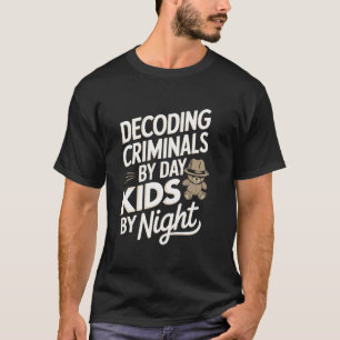 Camiseta Descifrando Criminales De Día Niños De Noche Profe