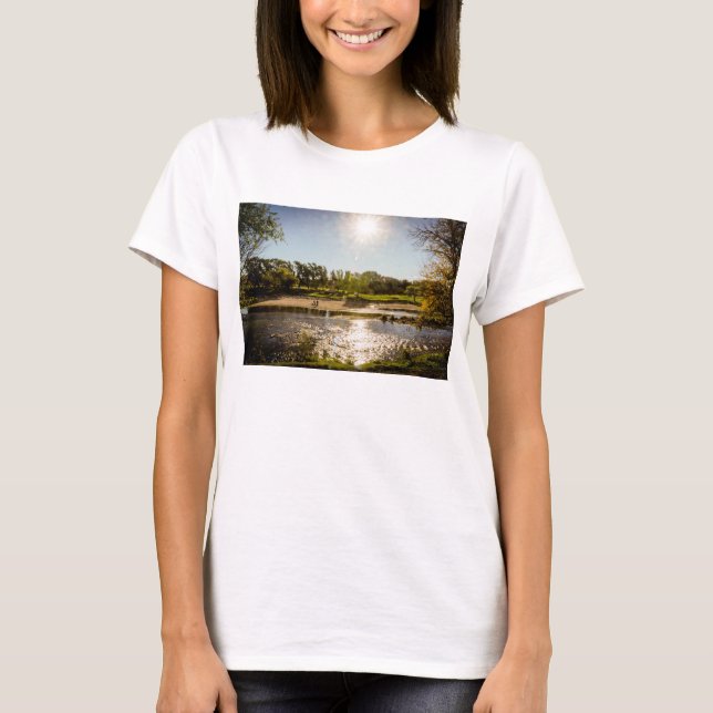 Camiseta Descripción de los bancos de un río con el cielo (Anverso)