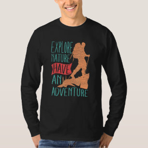 Camiseta Descubra La Naturaleza Y Haga Un Aventurado Sender