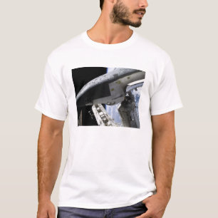 Camiseta Descubrimiento del transbordador espacial atracado