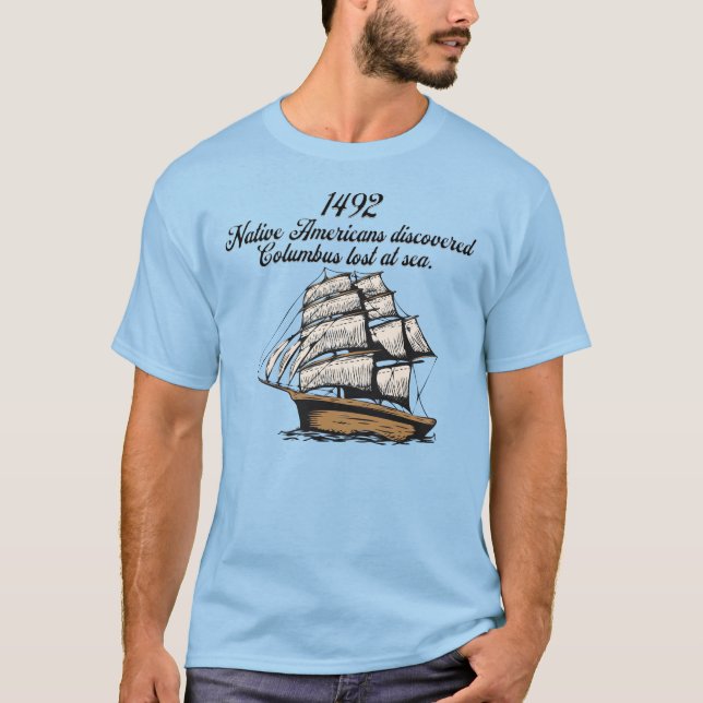 Camiseta Descubrió 1492 a Colón perdido en el mar (Anverso)