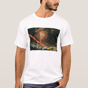 Camiseta Desfile con antorchas y fuegos artificiales durant