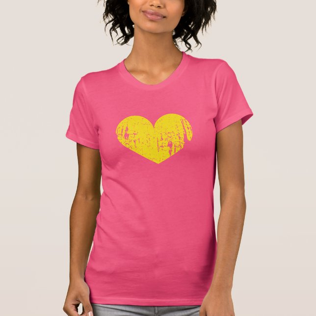 Camiseta desgastada de corazón rosa y amarillo des (Anverso)