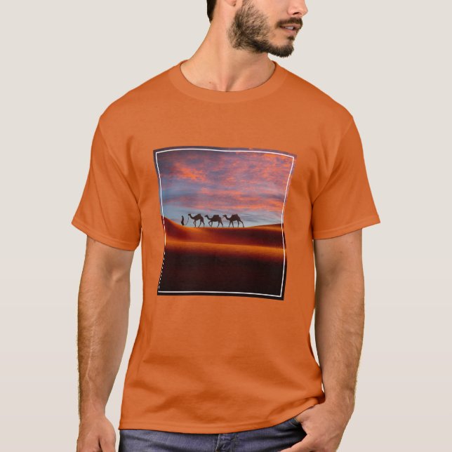 Camiseta Desiertos | Hombre y camellos en las dunas de aren (Anverso)
