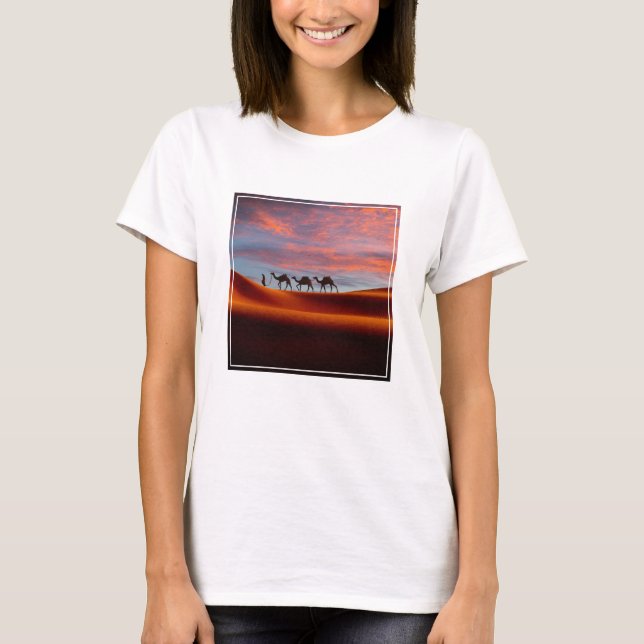 Camiseta Desiertos | Hombre y camellos en las dunas de aren (Anverso)