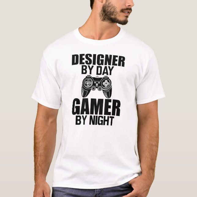 Camiseta Designer by day Gamer by night (Anverso)