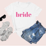 Camiseta Despedida de Soltera Rosa Retro Moderna Novia<br><div class="desc">Divertido y coqueto rosa con letras mayúsculas verticales simples para dar a cada invitado en la despedida de soltera. Hermoso recuerdo para tu grupo de amigas favoritas. Envíame un mensaje si quieres algo diferente a lo que ves aquí - feliz de crear algo personalizado para ti.</div>