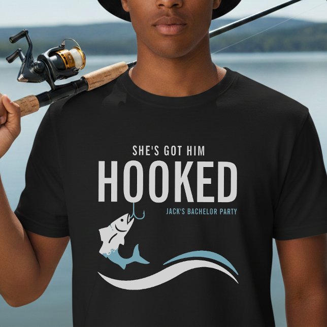 Camiseta Despedida de Soltero de Pesca Divertida Ella Lo Ti (Fishing Bachelor Party Funny She's Got Him Hooked)