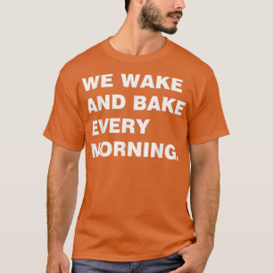 Camiseta Despertamos Y Horneamos Cada Mañana En Guay T