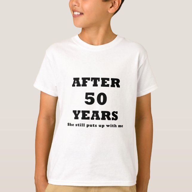 Camiseta Después De 50 Años, Todavía Se Pone Conmigo (Anverso)