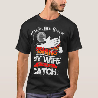 Camiseta Después De Todos Estos Años De Pesca Mi Esposa Tod