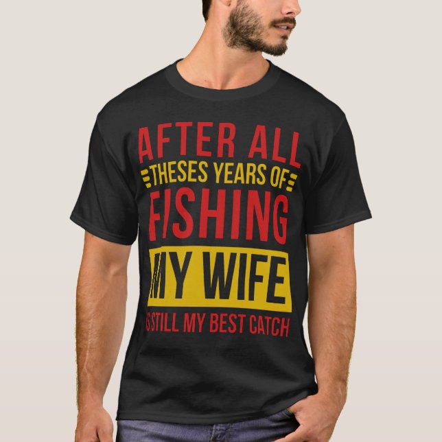 Camiseta Después De Todos Estos Años De Pesca Mi Esposa Tod (Anverso)