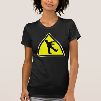 Camiseta destruida travesía del zombi