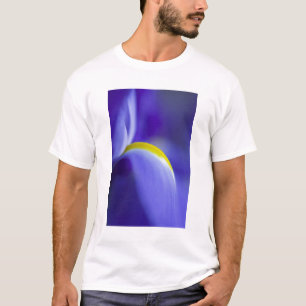 Camiseta Detalle de primer plano de un lirio de bandera azu