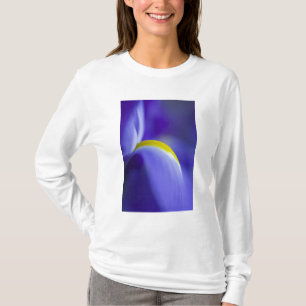 Camiseta Detalle de primer plano de un lirio de bandera azu
