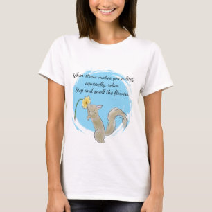 Camiseta Detente y huele las flores con una ardilla