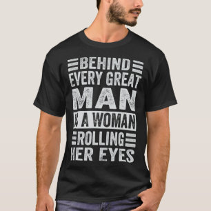 Camiseta Detrás De Cada Gran Hombre Hay Una Mujer Que Le Ro
