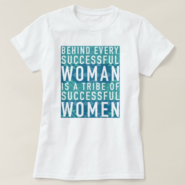 Camiseta Detrás de cada mujer acertada es una tribu de (Diseño del anverso)