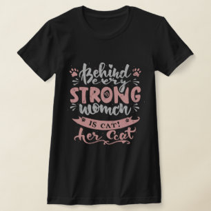 Camiseta detrás de cada mujer fuerte está su gato