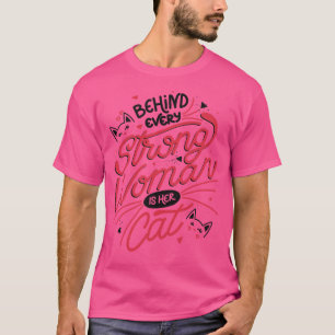 Camiseta Detrás de cada mujer fuerte está su gato por fuent