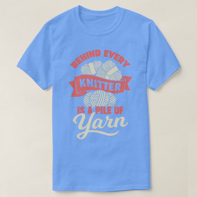 Camiseta Detrás De Cada Tejido Hay Una Pila De Yarn (Diseño del anverso)