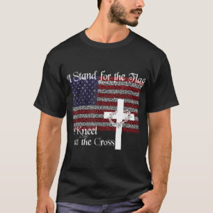 Camiseta Detrás de la bandera que arrodillé en el Cross Pat