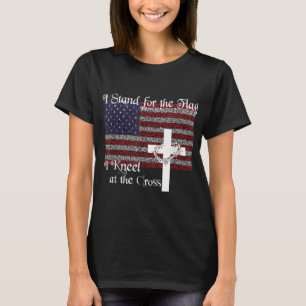 Camiseta Detrás de la bandera que arrodillé en el Cross Pat