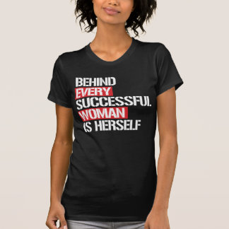 CAMISETA DETRÁS DE TODAS LAS MUJERES EXITOSAS ESTÁN ELLAS M