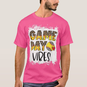 Camiseta Día de Juego de Softbol en Bleached Vibes Tee Soft
