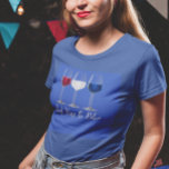 Camiseta Día de la Independencia del Vino Rojo 4 de julio<br><div class="desc">Puede cambiar el estilo de esta camisa eligiendo Más > en la opción de estilo. Se puede personalizar en el área de proporcionar o personalizar eligiendo la opción de hacer clic en el personalizar y cambiando el nombre, las iniciales o las palabras. También puede cambiar el color y estilo del...</div>