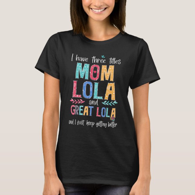 Camiseta Día de la Madre Tengo tres títulos Mamá Lola y Gre (Anverso)
