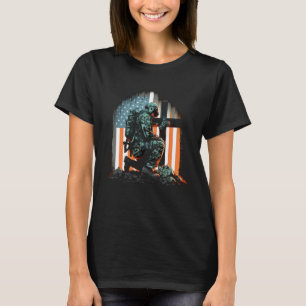 Camiseta Día de los Caídos Veterano Soldado Arrodillar Cruz