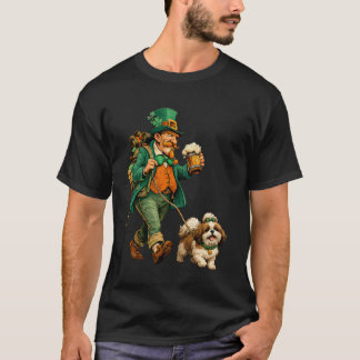 Camiseta Día de San Patricio Duende con Cerveza Caminando