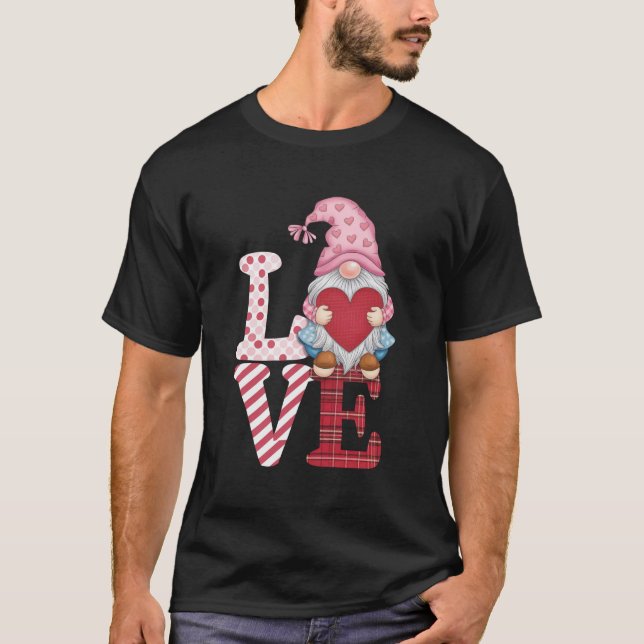 Camiseta Día de San Valentín Gnome Ama a la Pareja Regalos  (Anverso)