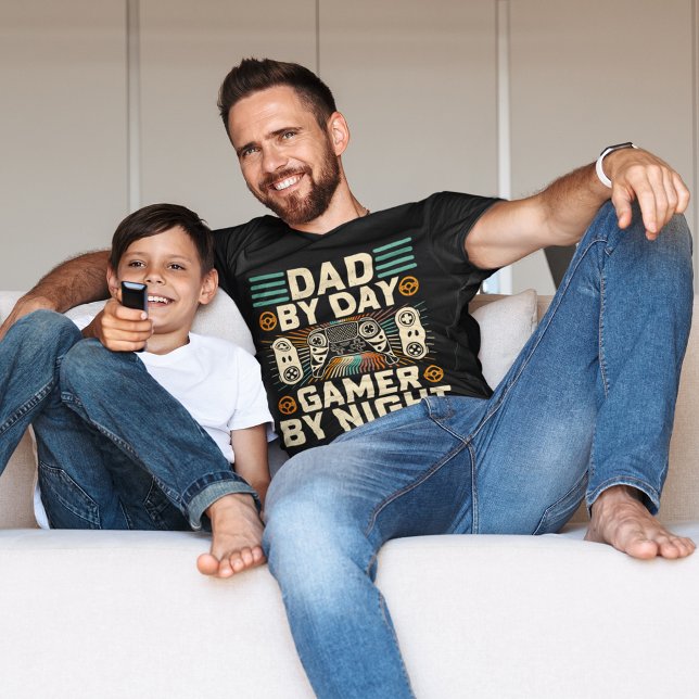 Camiseta Día del padre de día Jugador de noche (Father's day Dad by day Gamer by night T-Shirt)