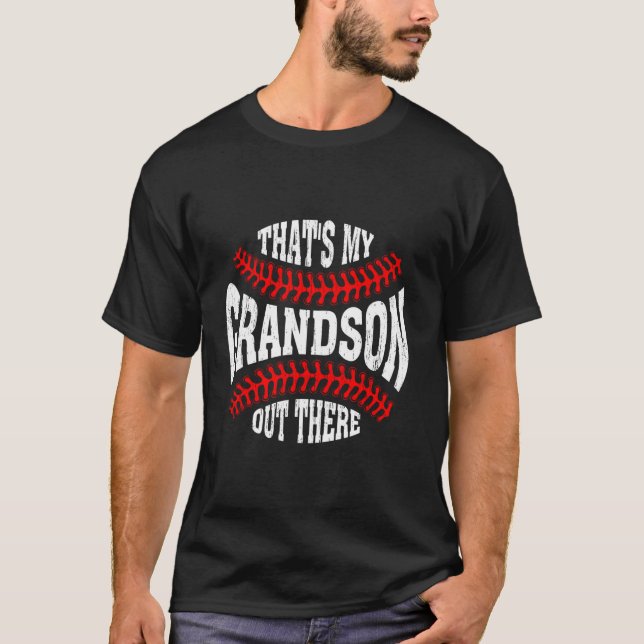 Camiseta Día Del Padre Del Béisbol, Mi Nieto Está Ahí Fuera (Anverso)