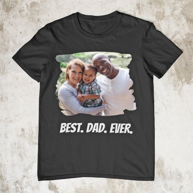 Camiseta Día del Padre Famoso de la Familia del Personaliza (This T-shirt is a must-have for your dad. It has a custom family photo and a Best Dad Ever message.)