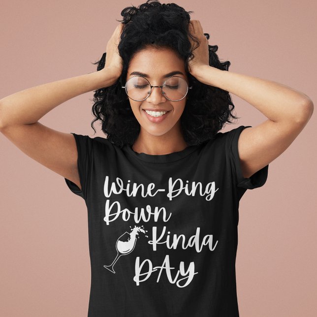 Camiseta Día del vino (Wine Ding Down Kinda Day T Shirt)