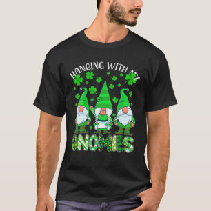 Camiseta Día Verde De Gnome St Patricks Colgando Con Mi Gno