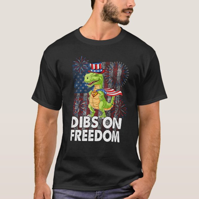 Camiseta Dibs on Freedom Dinosaur 4th of July US Flag Firec (Anverso)